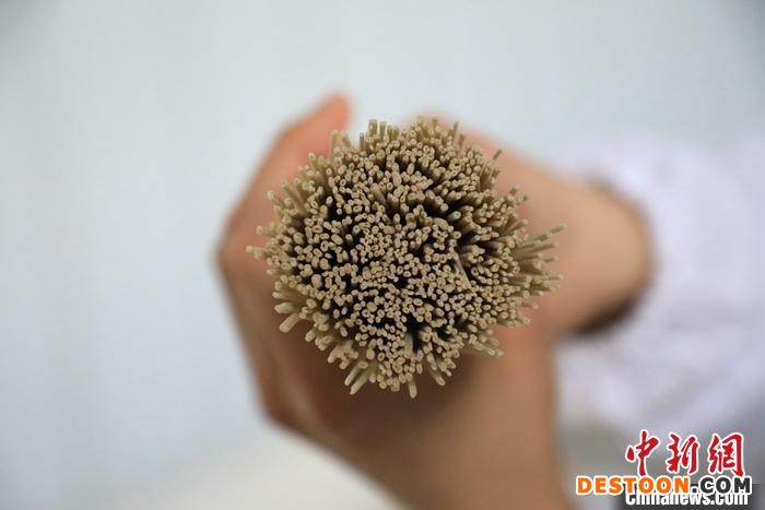 图为工人展示空心挂面。 邓小强 摄
