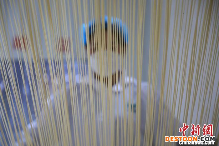 图为工人在分签挂面。 邓小强 摄