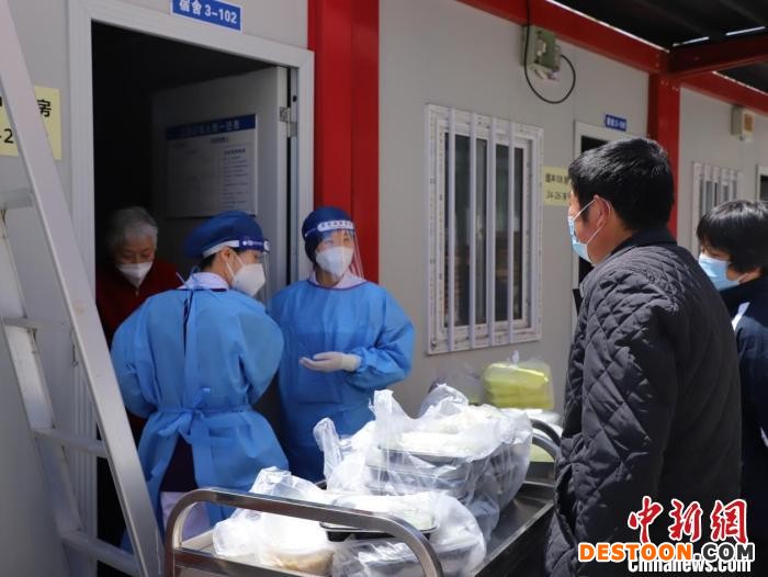 缓冲病房的护理人员不仅要为患者进行核酸采样，开展正常护理工作，还要承担发放日常生活物资等工作。 徐敏 摄