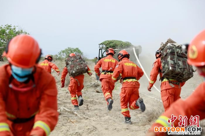 此次实战演练中含盖了驾驶员、通信员、卫生员、炊事员、车辆维修工等技术兵。 刘海 摄