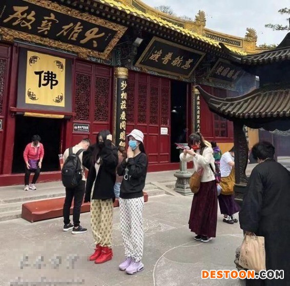 By2姐妹低调现身普陀山拜佛祈福 虔诚双手合十