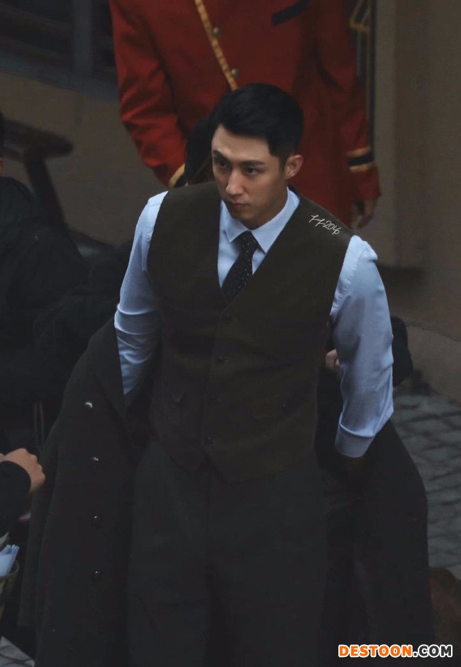 黄景瑜新剧《孤战》路透曝光 贵公子气质十足