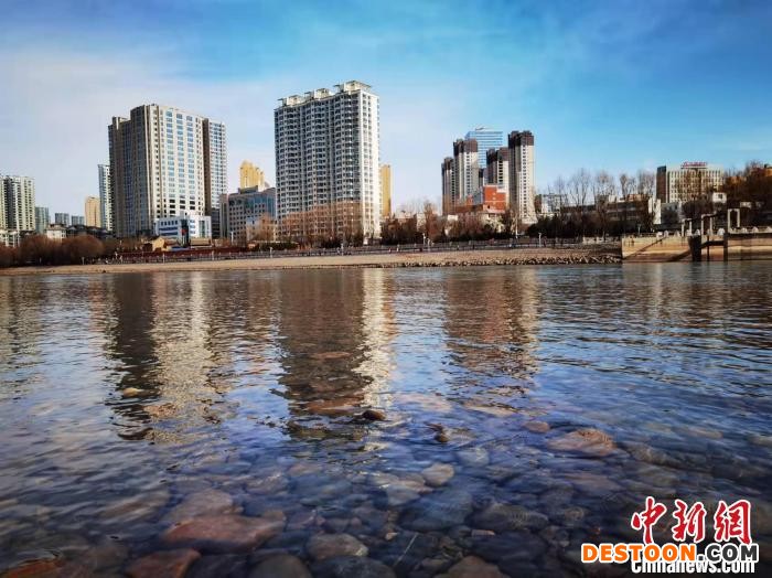 《甘肃省河流健康蓝皮书》显示，甘肃主要河流健康状况良好。图为黄河兰州段河水清澈。(资料图) 魏建军 摄