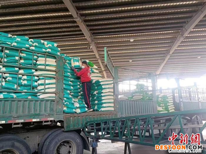 图为沈阳局集团公司职工装卸防疫物资 沈阳铁路局提供