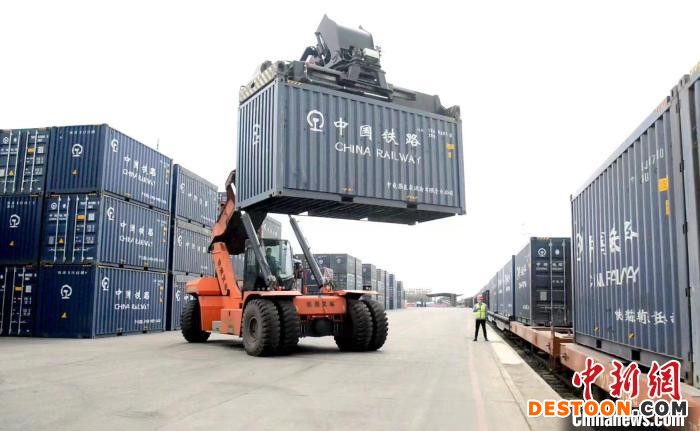 图为沈阳局集团公司职工装卸防疫物资 沈阳铁路局提供