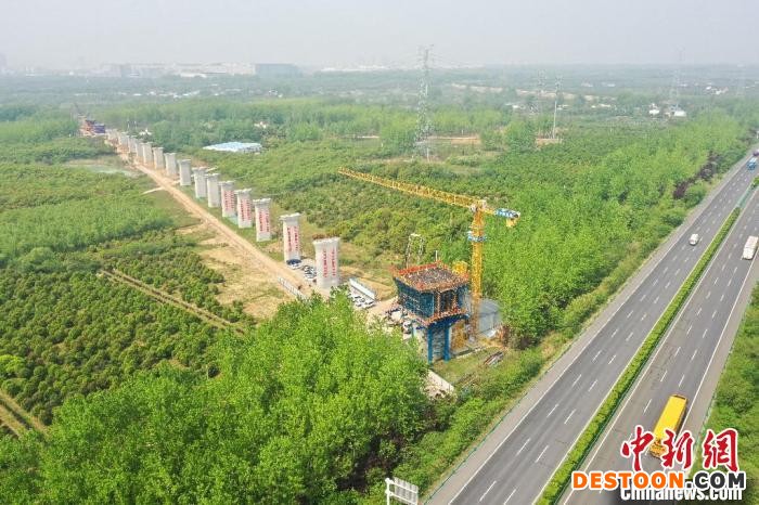 合(肥)新(沂)铁路合肥东2号特大桥跨G40沪陕高速连续梁760号主墩“0号块”施工现场。 苏诗洋 摄