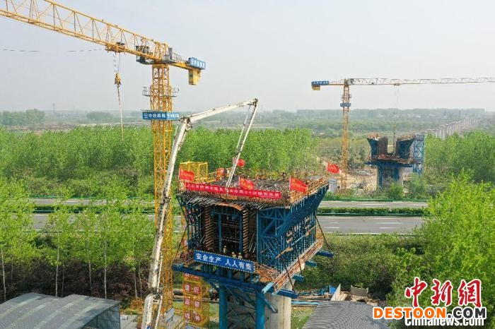 合(肥)新(沂)铁路跨G40沪陕高速连续梁“0号块”浇筑现场。 苏诗洋 摄