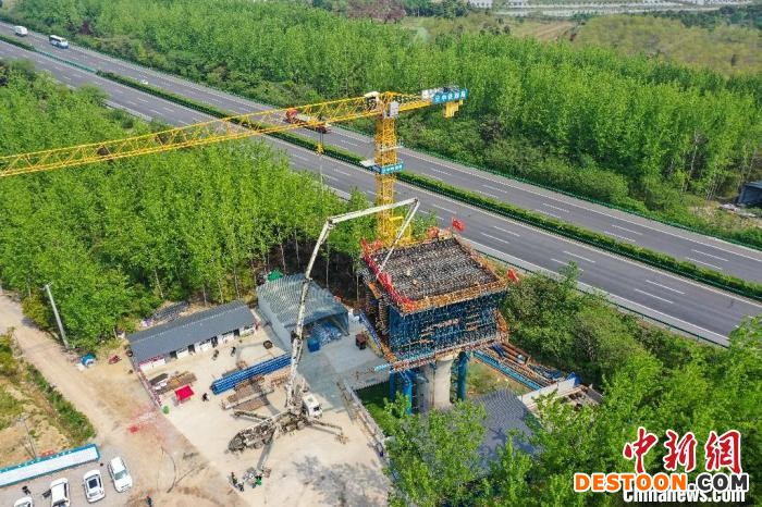 合新铁路全线首个连续梁“0号块”顺利浇筑