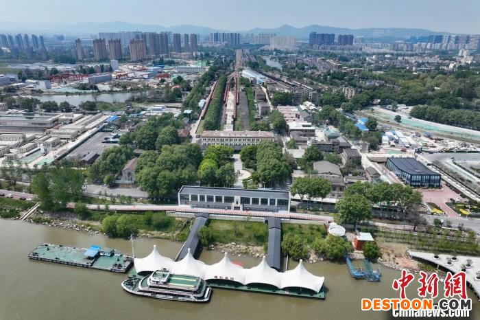 长江、浦口码头、浦口火车站、城市楼宇，这里采取渐进式、织补式的“微更新”改造，“探寻”历史文化脉络。 泱波 摄