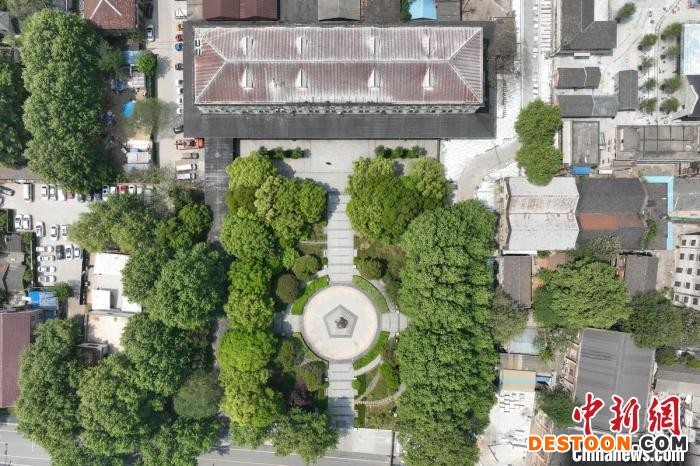 1918年的冬天，赴北京求学的朱自清在这里与父亲话别，并创作了中国近现代文学史上的散文名篇《背影》。 泱波 摄