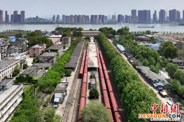 改造以沿铁路和沿滨江为轴线，串联各文保及历史建筑、站前广场、浦口码头以及滨江景观带等。 泱波 摄