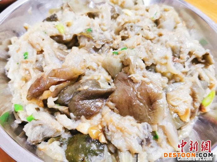 端芬镇华雪饭店推出的特色“紫苏叶炒茄” 李晓春 摄