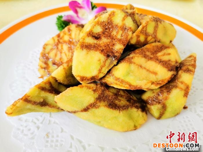 端芬镇华雪饭店推出的特色“紫苏叶炒茄” 李晓春 摄