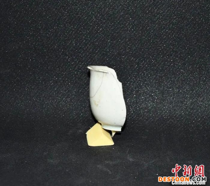 发掘区出土瓷片主要为青瓷和白瓷，另外还有2件素胎瓷塑。图为细白瓷瓷杯。 受访者供图
