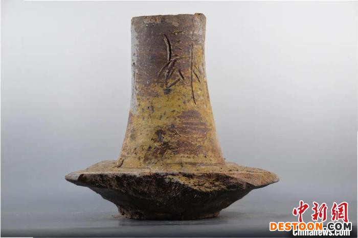 窑址发掘区出土的蘑菇形窑柱。 受访者供图