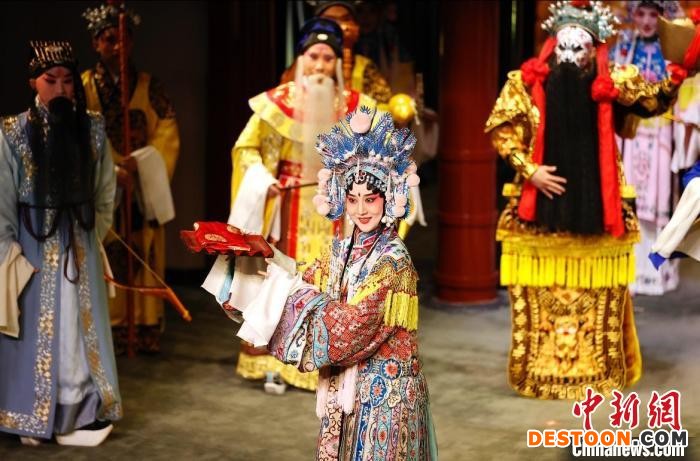 4月19日晚，“会馆有戏”之正乙祠演出在修缮一新的正乙祠戏楼启幕，为观众带来沉浸式体验。 富田 摄