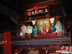 4月19日晚，“会馆有戏”之正乙祠演出在修缮一新的正乙祠戏楼启幕，为观众带来沉浸式体验。 富田 摄