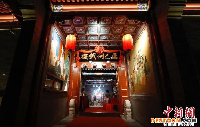 4月19日晚，“会馆有戏”之正乙祠演出在修缮一新的正乙祠戏楼启幕，为观众带来沉浸式体验。 富田 摄