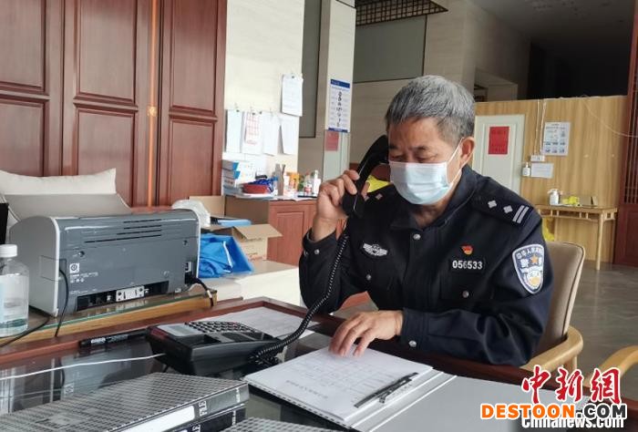 隔离点工作人员电话连线东阳市公安局相关技术人员，对接寻亲线索。 王潇 摄