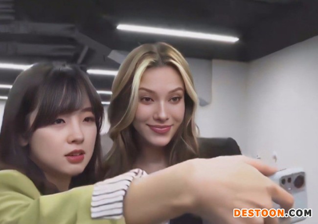 王冰冰与谷爱凌同框自拍 贴脸合影露甜笑超养眼