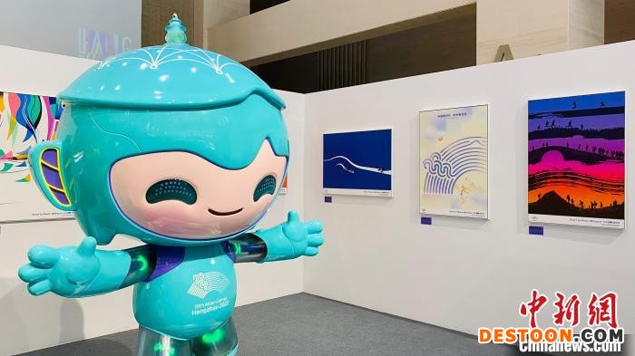 杭州亚运会官方海报线下展出。 钱晨菲 摄