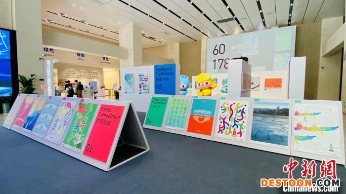 杭州亚运会官方海报线下展出。 钱晨菲 摄