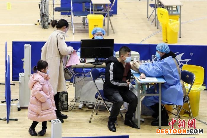 资料图：市民接种新冠疫苗。 中新社记者 于晶 摄