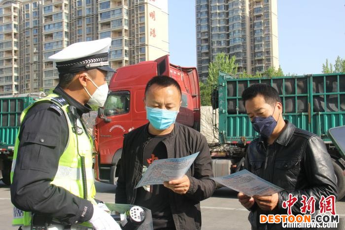 图为民警对货车驾驶员进行警告纠正和提醒宣传。 张卓凡 摄