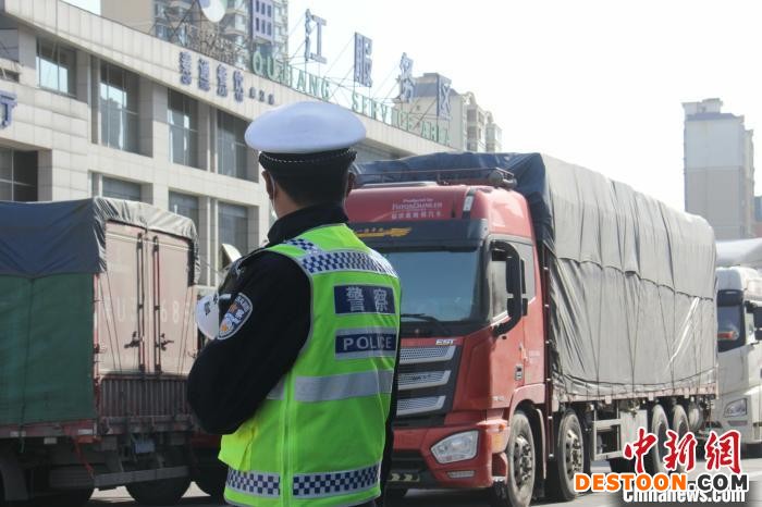 图为民警将违反规定的车辆引导至服务区内。 张卓凡 摄