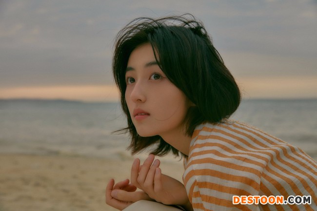 张子枫《向往6》大片释出 海边日落拉满氛围感