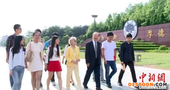 图为潘际銮院士经常回到南昌大学与学校师生交流。(资料图) 南昌大学 供图