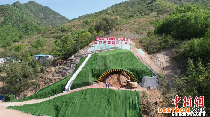 图为西十高铁天竺山一号隧道进口施工现场。 陈兰州 摄