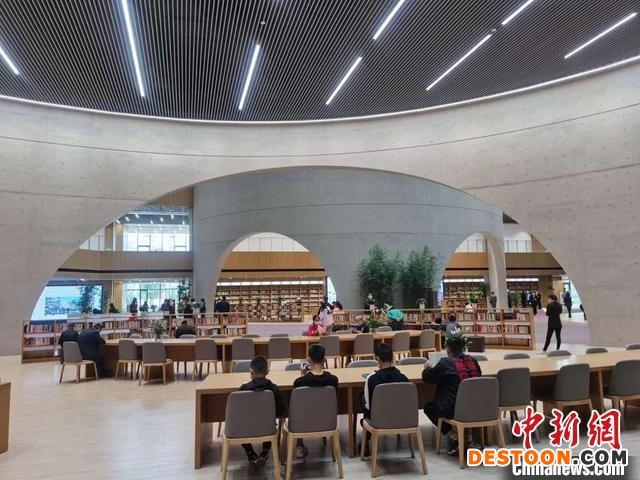 民众在图书馆阅览 石家庄市图书馆供图