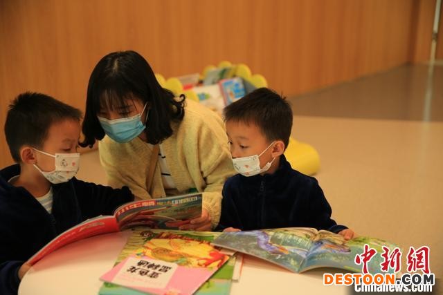 小读者在图书馆阅览 石家庄市图书馆供图