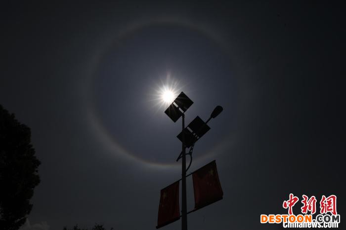 宛如太阳戴上“美瞳”。 李科 摄