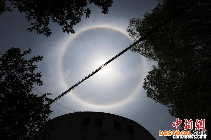 4月20日，湖南省资兴市上空出现美丽日晕景观。 李科 摄