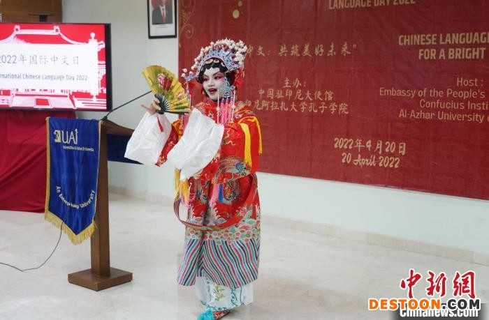 图为阿拉扎大学孔子学院学生表演京剧。 牛海涛 供图