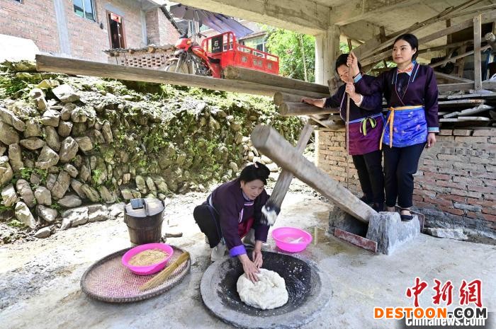 村民在巨洞村“云上谷雨节”活动现场舂豆粑粑。 吴德军 摄