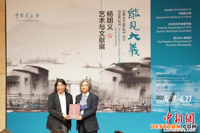 中国美术馆馆长吴为山(右)和艺术家杨明义(左) 史春阳 摄