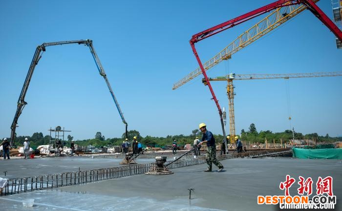 俯瞰正在建设的天府站多线桥钢筋铺架现场。 刘忠俊 摄