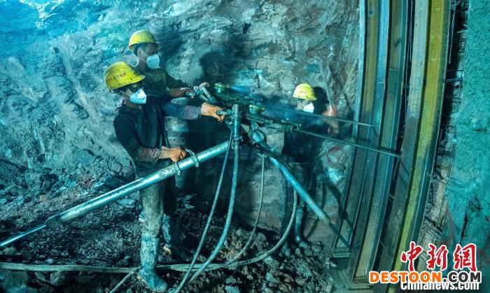 龙泉山1号隧道内工人师傅正在进行打孔作业。 刘忠俊 摄