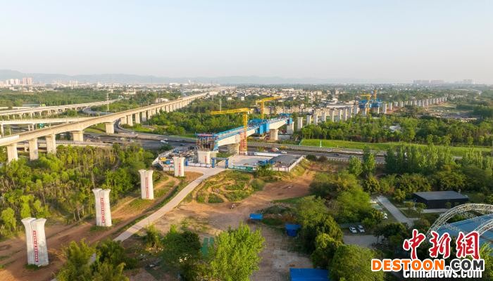 航拍正在建设的成都至自贡高速铁路跨成都绕城高速公路连续梁施工现场。 刘忠俊 摄