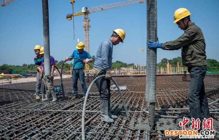 天府站多线桥上工人师傅正在进行混凝土浇筑作业。 刘忠俊 摄