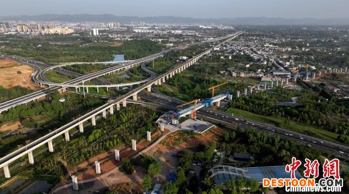 航拍正在建设的跨越成都绕城高速公路连续梁施工现场，旁边依次为已运营的成渝高速铁路和机场高速公路。 刘忠俊 摄