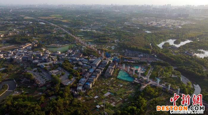 航拍正在建设中的成都至自贡高速铁路成都段。 刘忠俊 摄