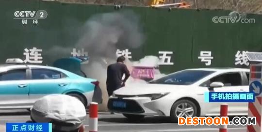 【凡人微光】摩托车突然起火怎么办？感人的一幕出现了