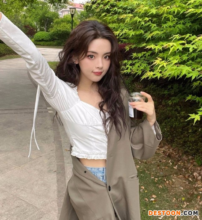 杨超越晒美照 复古羊毛卷造型十分迷人