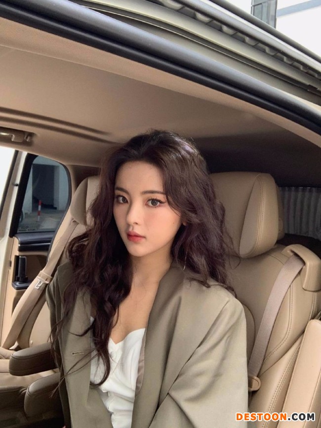 杨超越晒美照 复古羊毛卷造型十分迷人