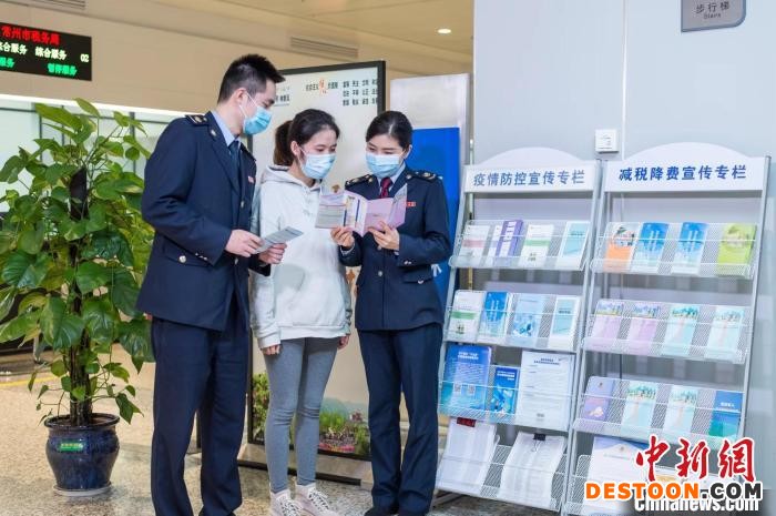 第31个全国税收宣传月期间，常州税务人员为民众讲解税收新政。 杨佳 摄
