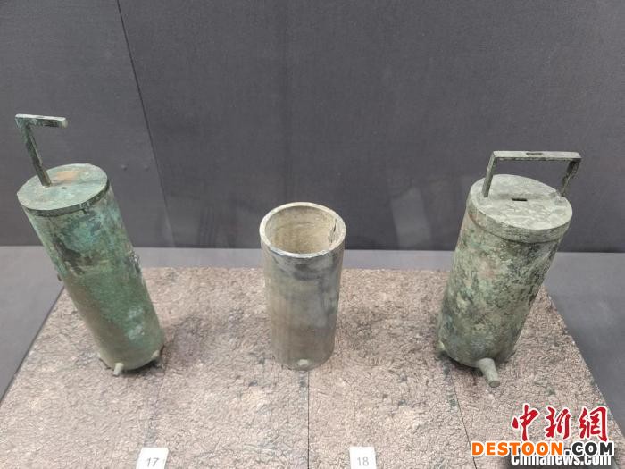 图为展出的铜漏壶。 阿琳娜 摄